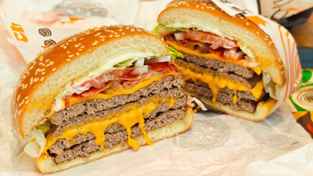 【実食レビュー】バーガーキング 圧倒的ボリュームと満足感を実現した究極バーガー「デラマキシ ザ・ワンパウンダー」